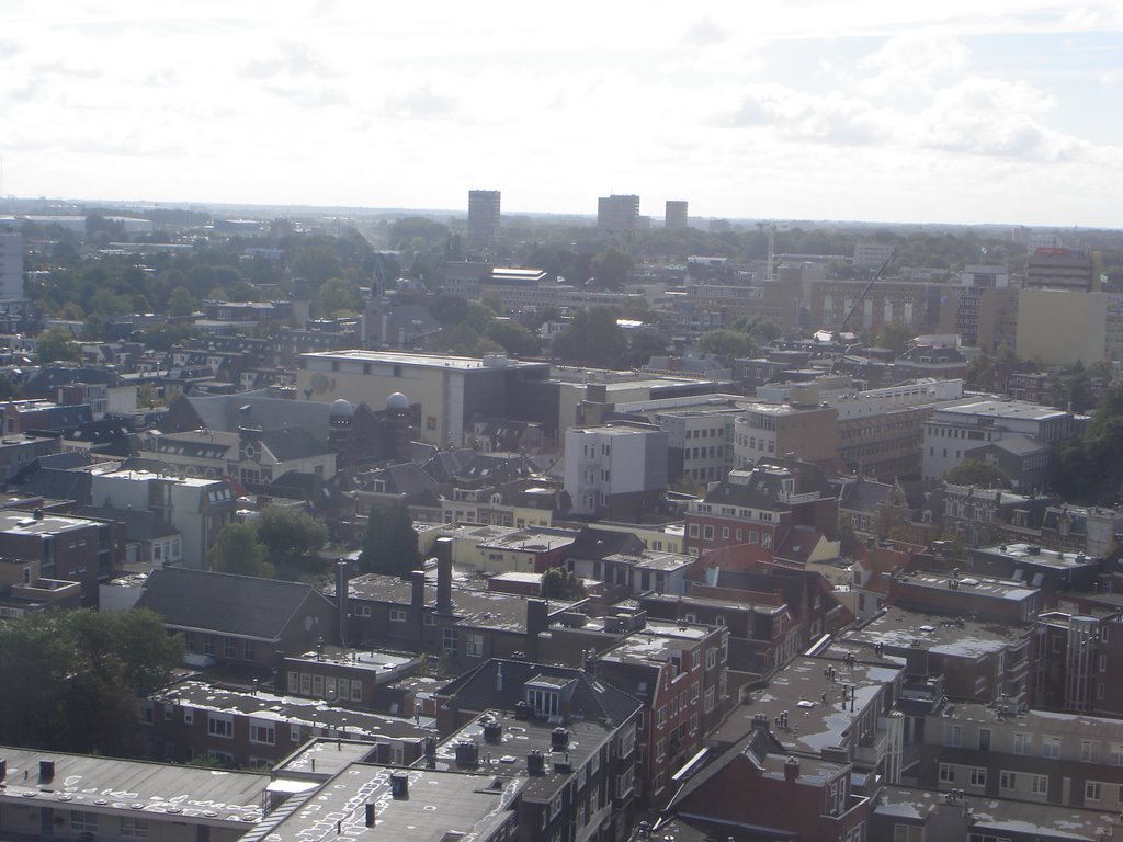 Huizen vanuit de A-Kerk gezien by Nathan de Vries