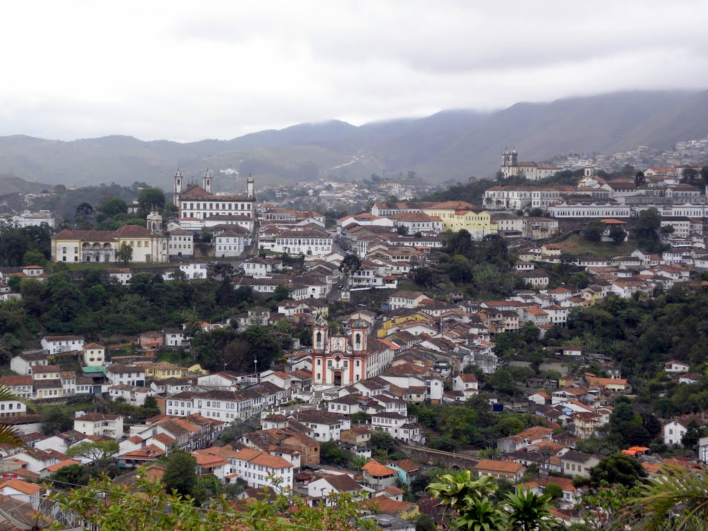 Ouro Preto, a partir da igreja Santa Efigênia by Edilson V Benvenutti