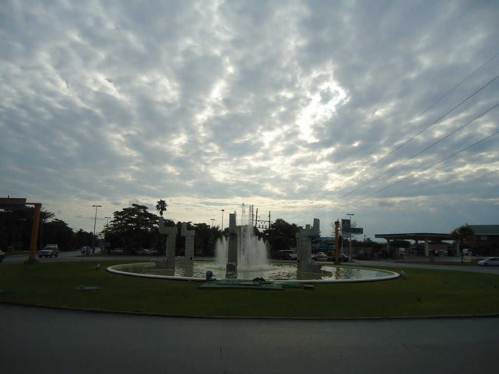 Glorieta de la serpiente entrada de la Zona Hotelera by detroitlions