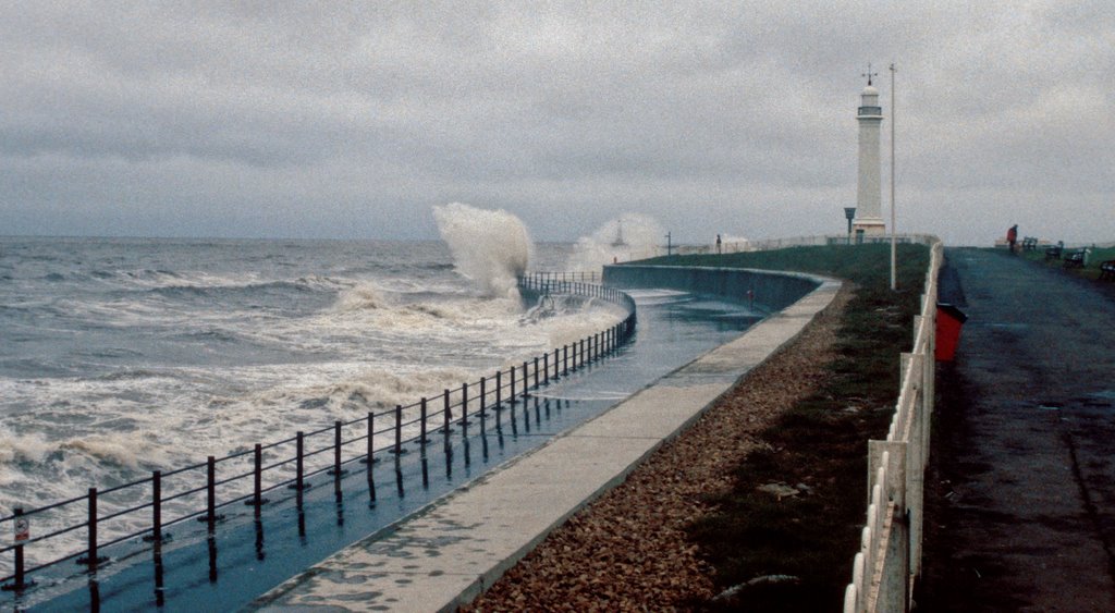 Lighthouse at Seaburn by buzzard525