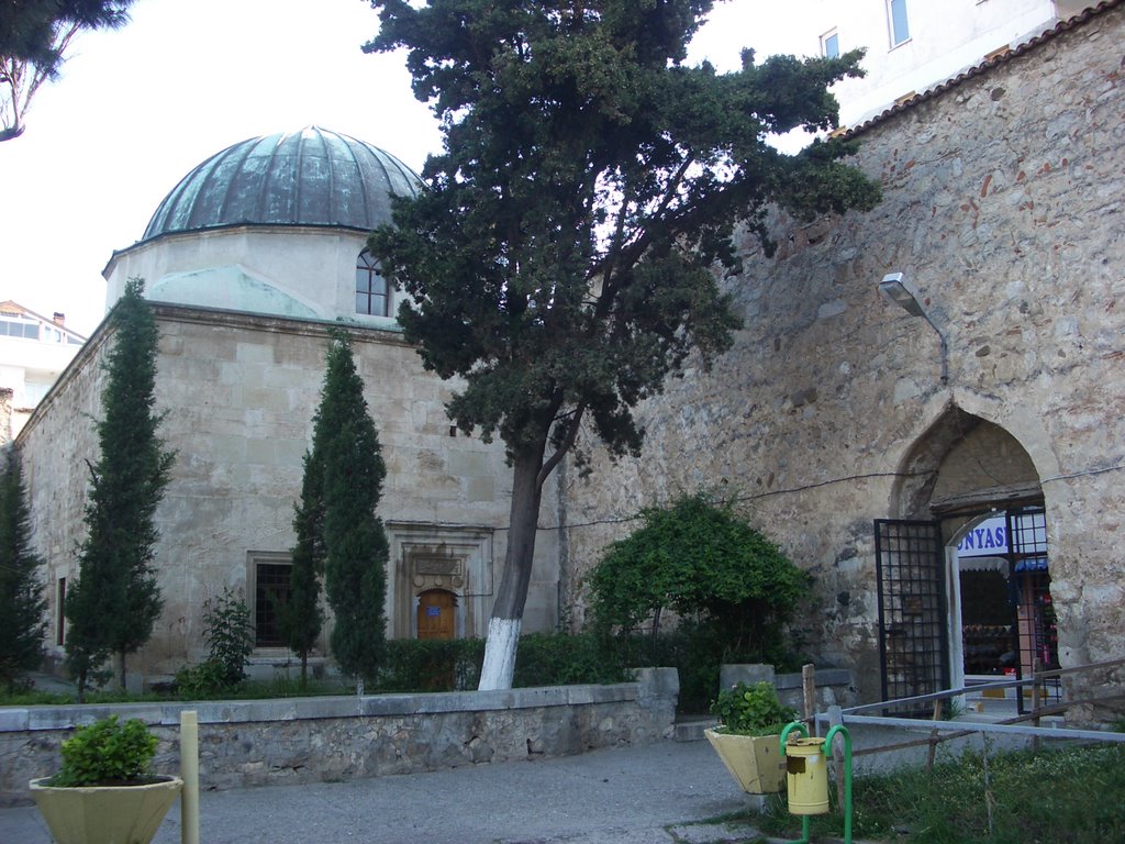 Sinop-İsfendiyaroğulları Türbesi-Büyükcamii avlusu -Fot: Cengizhan ERSOY by cengizhanersoy