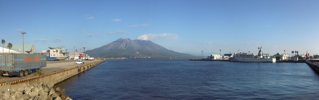 鹿児島港（新波止砲台跡付近）から桜島方向を望む by 胡摩健児（Gomaken）