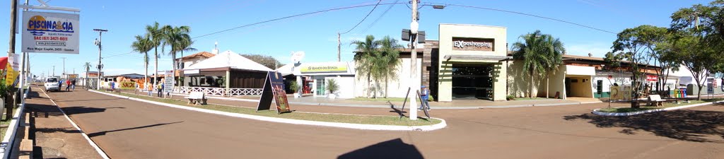 Avenida Central da 46a. Exposição Agrícola de Dourados - Dourados - MS - Brasil by Paulo Yuji Takarada