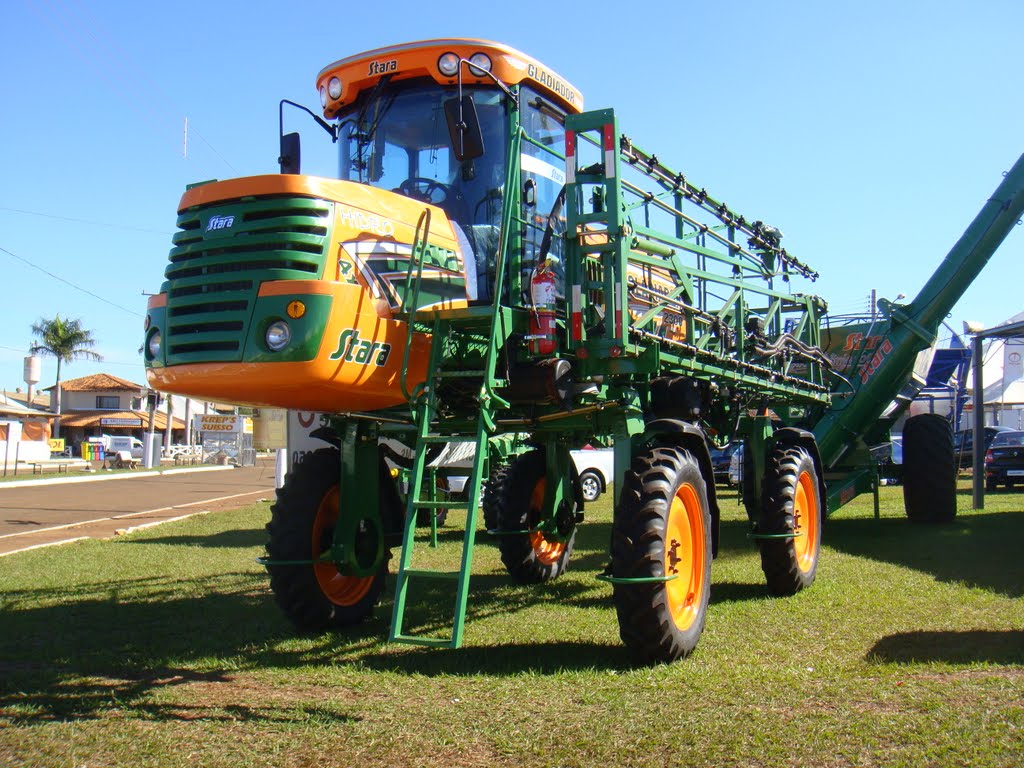 Trator pulverizador exposto durante 46a. Exposição Agropecuária de Dourados - MS - Brasil by Paulo Yuji Takarada