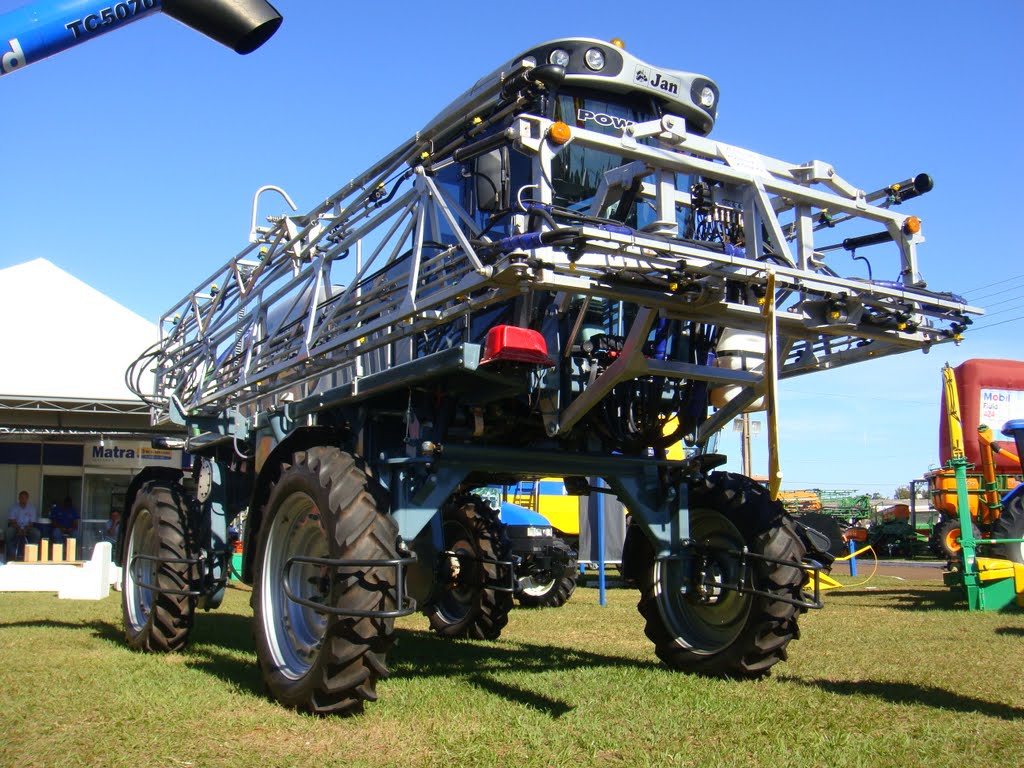 Trator pulverizador exposto durante 46a. Exposição Agropecuária de Dourados - MS - Brasil by Paulo Yuji Takarada