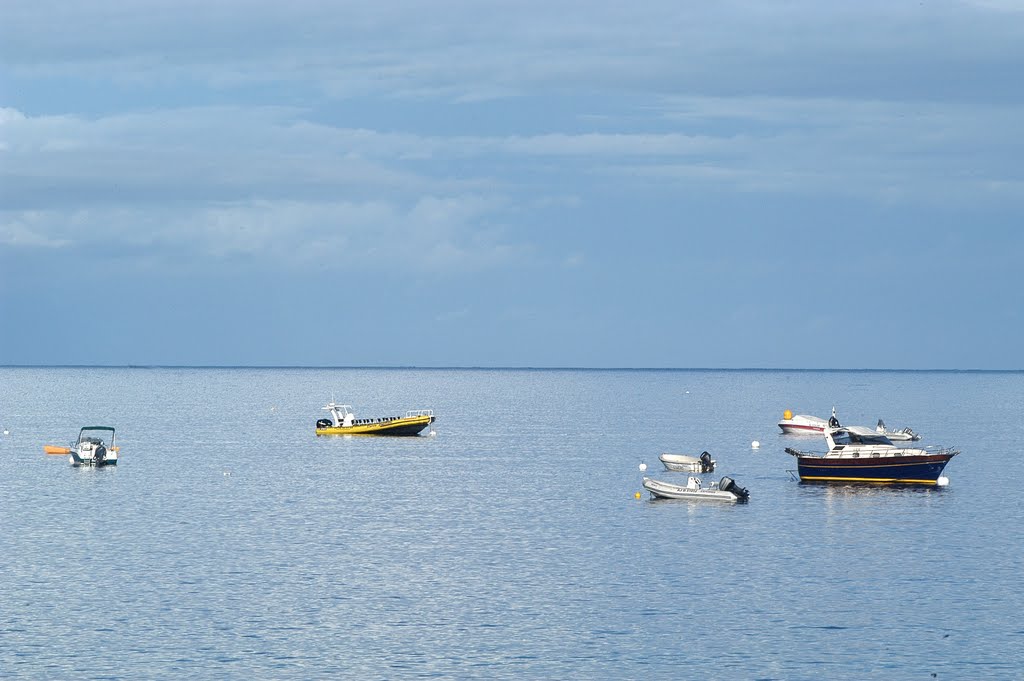 Bâteaux au calme dans le Golfe de la Liscia by ouatom56