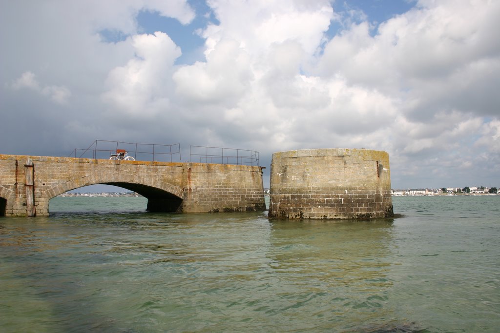 Le pont du sémaphore (n'existe plus) sur la "falaise" à Gâvres by belles photos