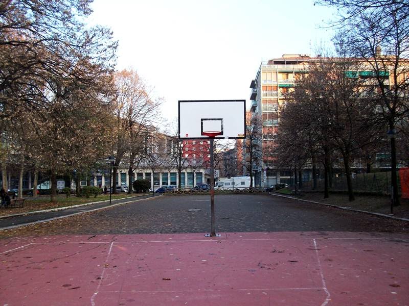 Il Parco di via Graziano, dietro al Paladozza - Campo da basket- Quartiere Lame - Bologna by revolweb