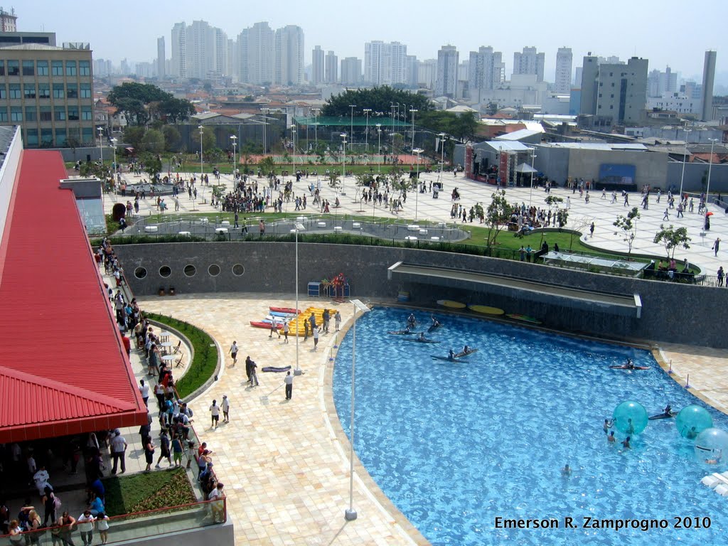 Vista parcial do solário e piscina do novo SESC Belenzinho no dia da inauguração by Emerson R. Zamprogno