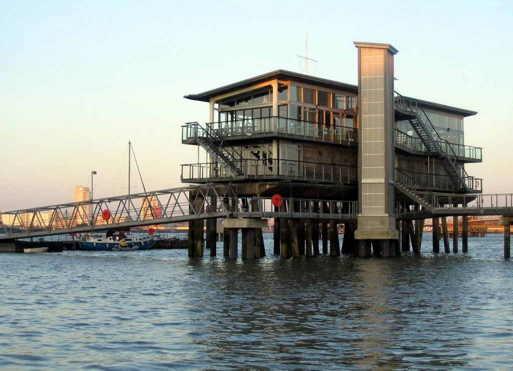 Greenwich Yacht Club, London (Peartree Way) by Pavol Hanko