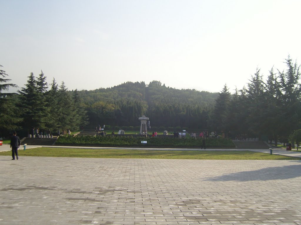 秦始皇帝陵 Mausoleum of the First Qin Emperor by 走路工