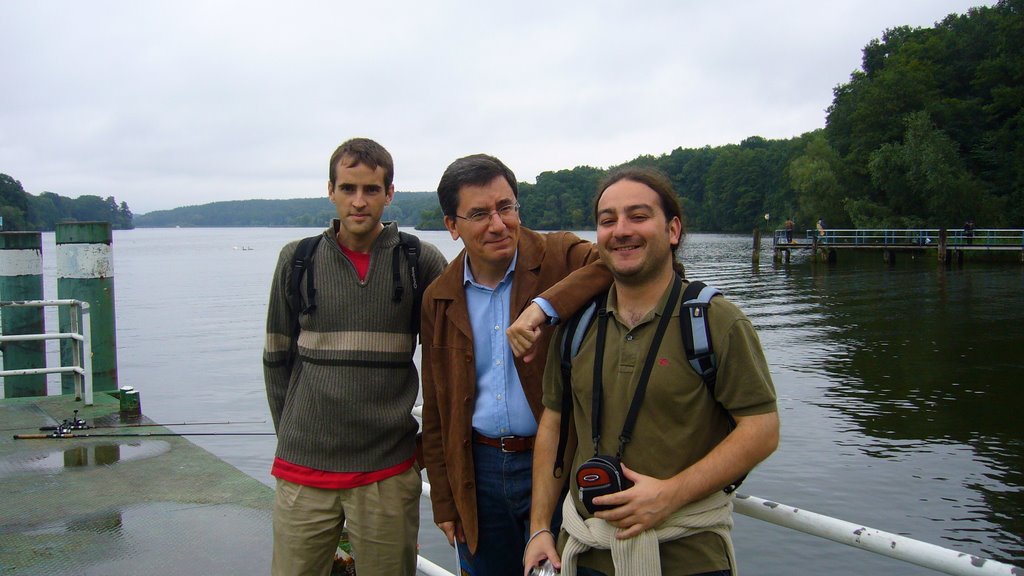 Con Ángel y Gerardo frente a la Isla de los Cisnes by Jose Manuel Gonzalez