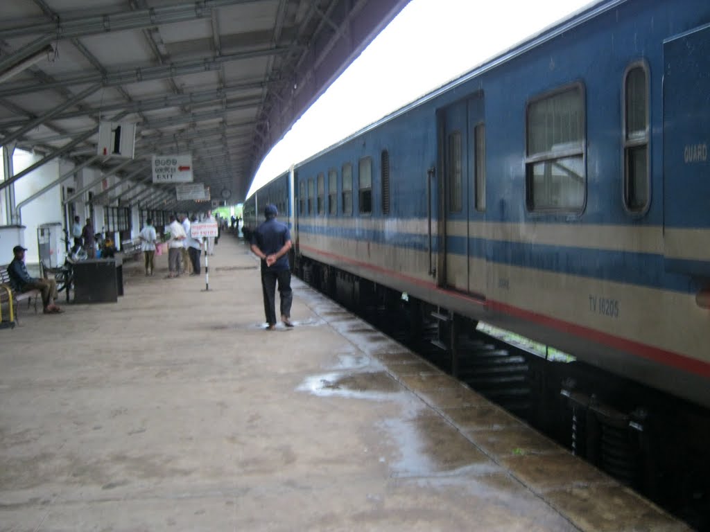 Anuradhapura Railway Station (அனுராதபுரம் தொடருந்து நிலையம்) by Umapathy