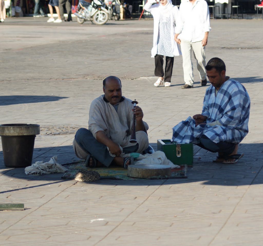 Schlangenbeschwörer in Marrakesh by Jakob Kuhn