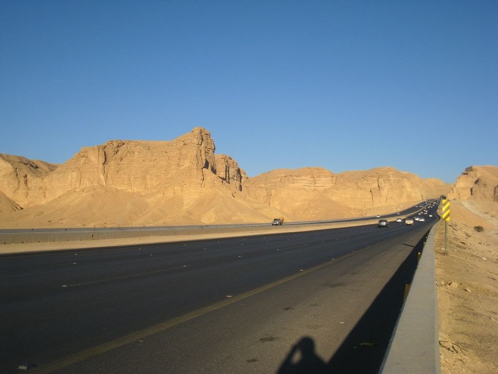 Beautiful mountain beautiful road, West of Riyadh 2010-12-03(李伟摄影) by Shutter