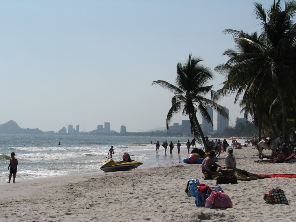 Hua Hin beach, Thailand by Ron Keijers