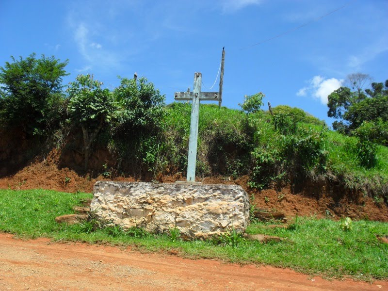 Cruzeiro na estrada entre Mosenhor Izidro e Itavarava by souexcel souexcel