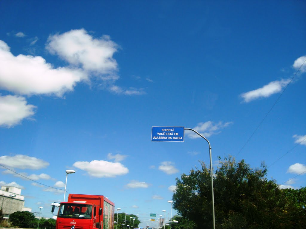 Placa na entrada de Juazeiro-BA atravessando a ponte da divisa com Petrolina-PE by Renan Louzada