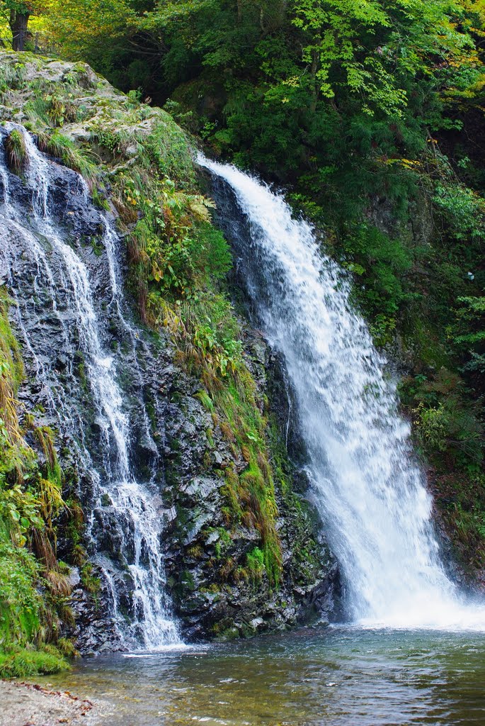 白銀の滝 Hakugin-no-Taki Waterfall by Tomofumi Sato