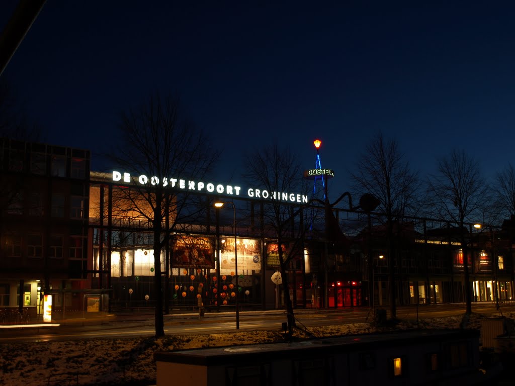 De Oosterpoort Groningen. De façade en lichtsculptuur is ontworpen door Alexander Schabracq. by Hans R. van der Woud…