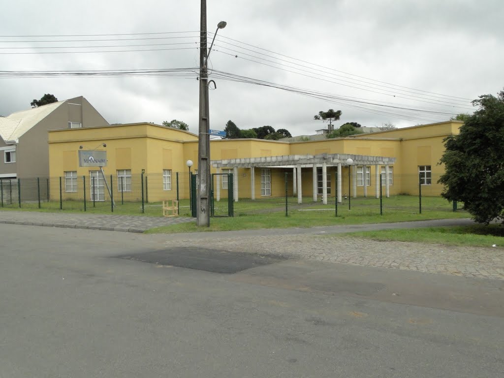 Espaço Manaim na Rua Euclides Bandeira em Curitiba, PR. by Ricardo Mercadante