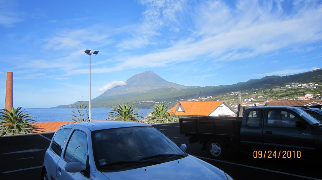 Vila das Lajes ,ilha do Pico,Acores. by Herbert Terra