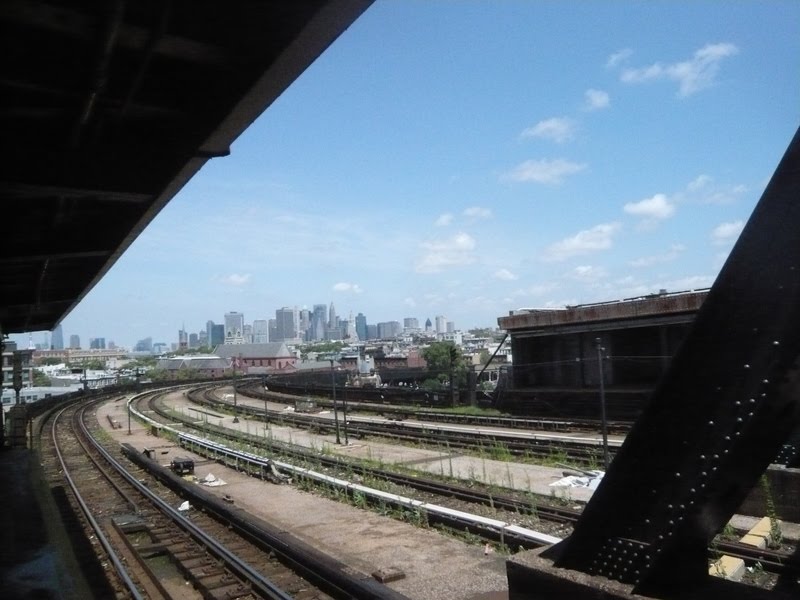 Le skyline vu de la station de métro Smith-9th Street, à Brooklyn. by Giraud Thierry