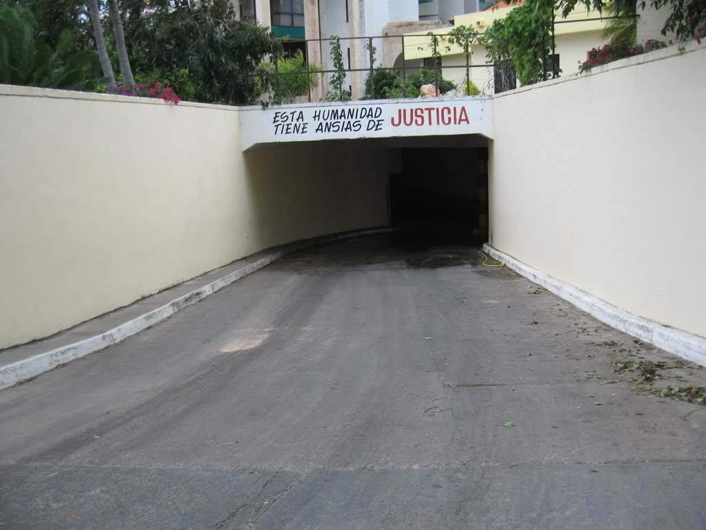 La entrada para los empleados del hotel Melia Las Americas by Velazquez