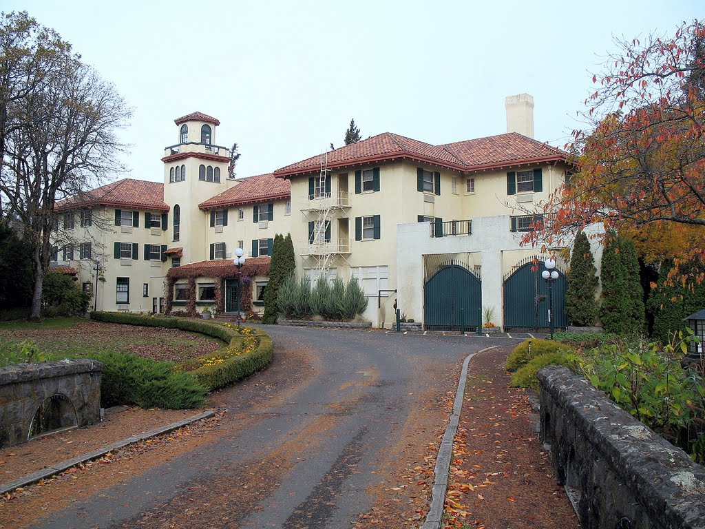 Columbia Gorge Hotel, 4000 Westcliff Dr., Hood River, OR by sanfranman59