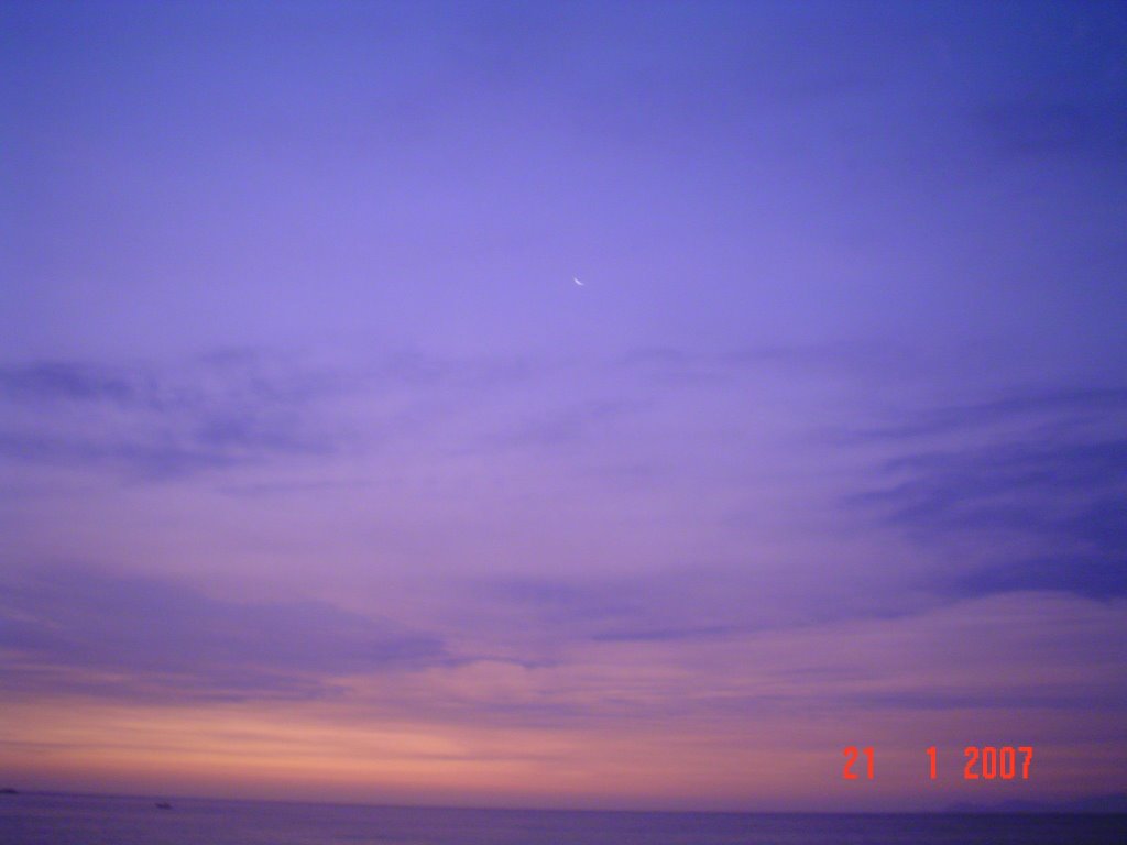 La Luna desde la playa Agua Dulce by Cesar Mares Velarde