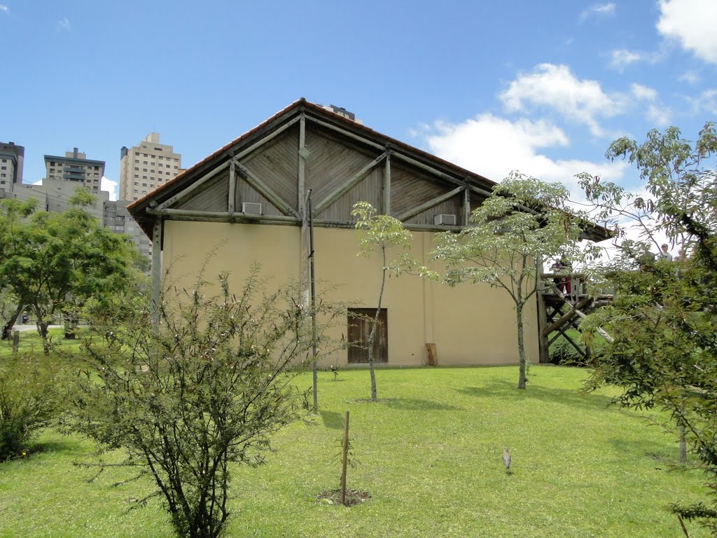 Vista da lateral do Museu Botânico no Jardim Botânico Francisca Maria Garfunkel Richbieter de Curitiba, PR. by Ricardo Mercadante