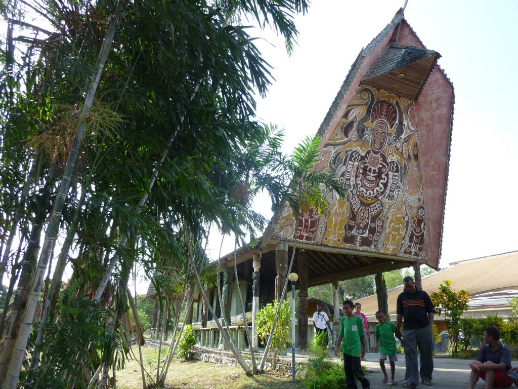 PNG Family visits National MUSEUM Buildings in WAIGANI area, off of INDEPENENCE Drive, Port Moresby, PNG, on 18-07-2010 by Peter John Tate,