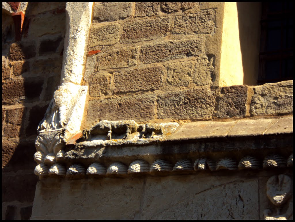 Sculture zoomorfe sulla cornice del portale by Fabrizio Carpignano