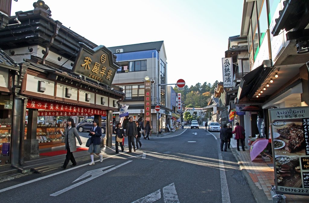 門前町(A town in front of The NARITASAN-SINSHOU-JI temple) by Tomo Satoshy