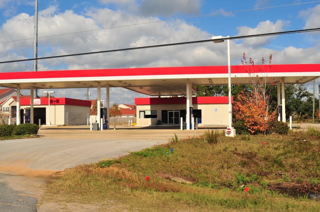 6046 US-98 (out-of-business gas station) looking North by danno