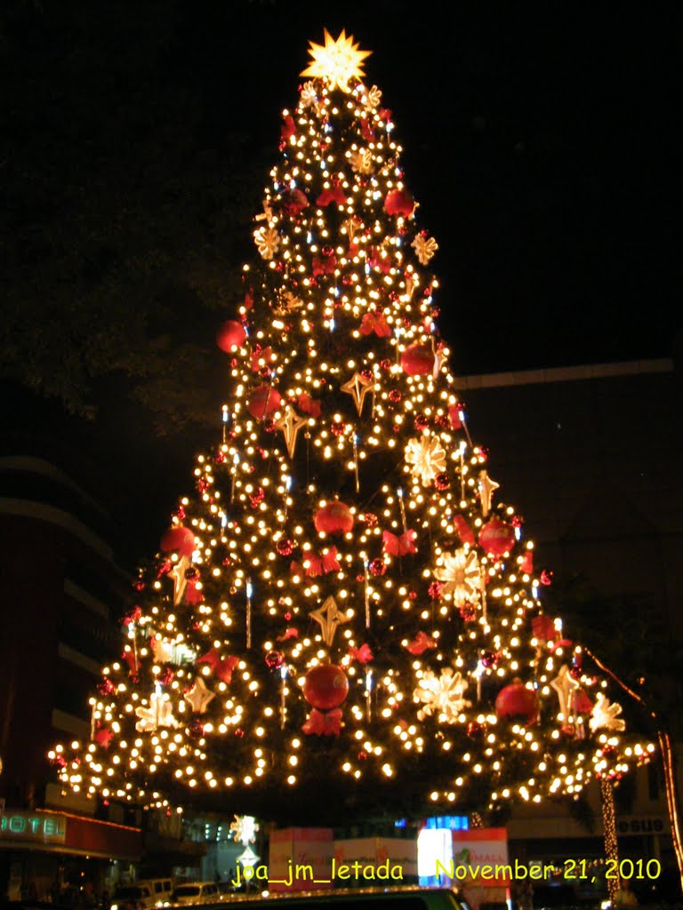 Christmas Tree at Araneta Center Cubao, Quezon City. Manila Philippines. by joa_jm_minho_letada