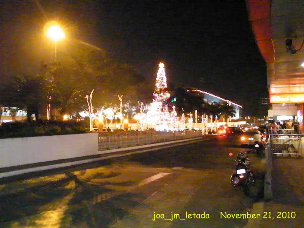 Christmas Tree at General Roxas Avenue, Araneta Center Cubao, Quezon City. Manila Philippines. by joa_jm_minho_letada