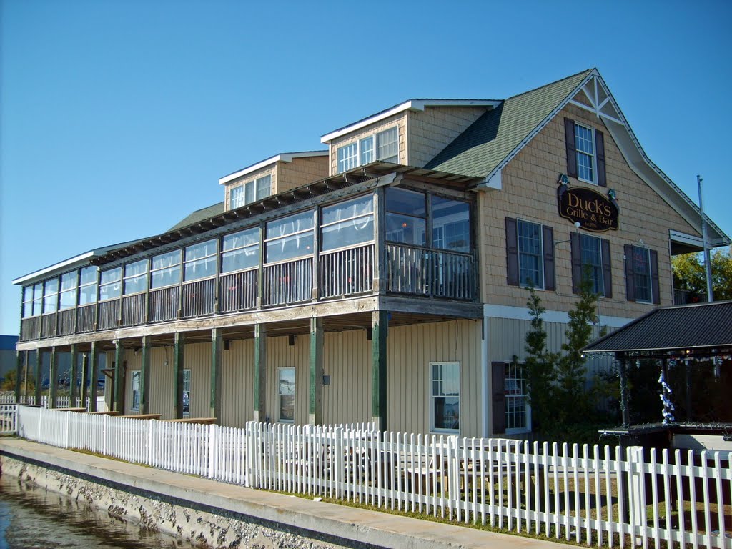 Ducks Restaurant at the end of Front St. by gdc01