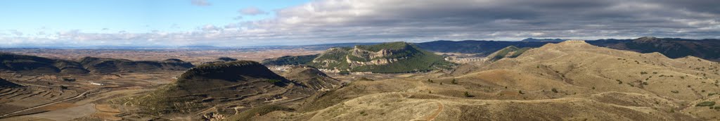 El Cerro Martillo, Alhama de Aragón y el Cerro Santiago desde los Cuatro Mojones by Óscar Blasco