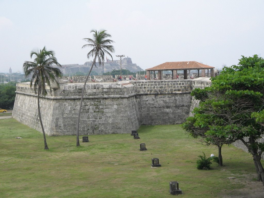 Baluarte San Lucas, al fondo el Fuerte de San Felipe de Barajas by Miguel A. Urueta M.