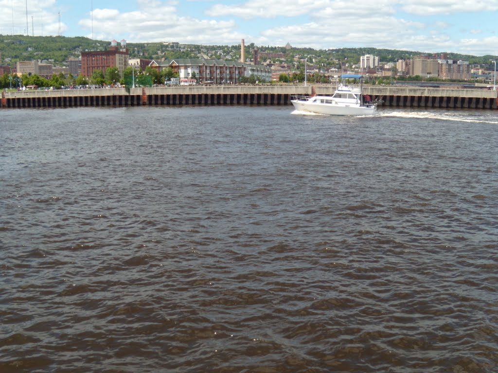 Boat entering Duluth harbor by LoFiThriller