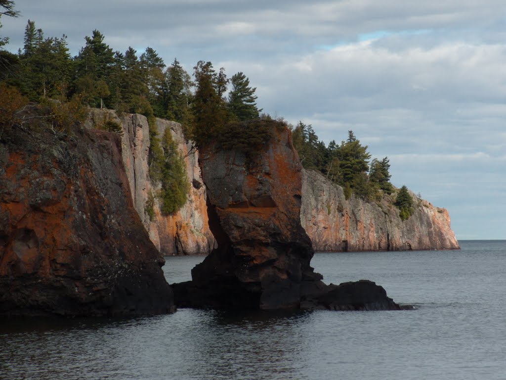 The collapsed arch and Shovel Point by LoFiThriller