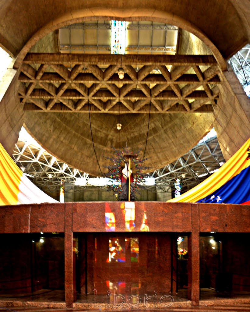 Detrás del altar de la virgen by liborio_car