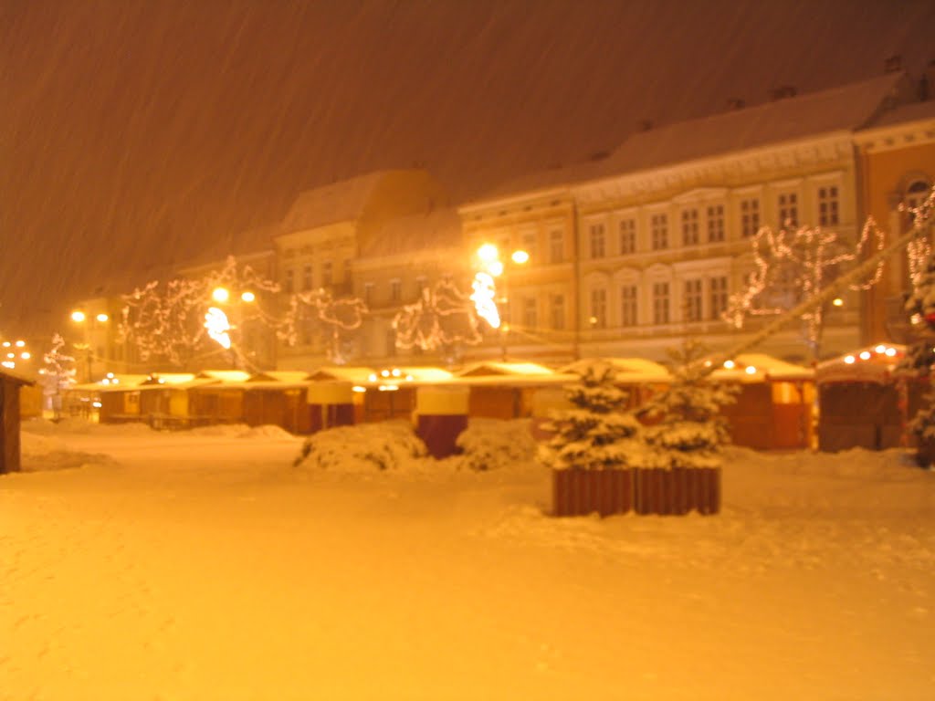 Szombathely, Fő tér este hóesésbe by János Horváth (renau…