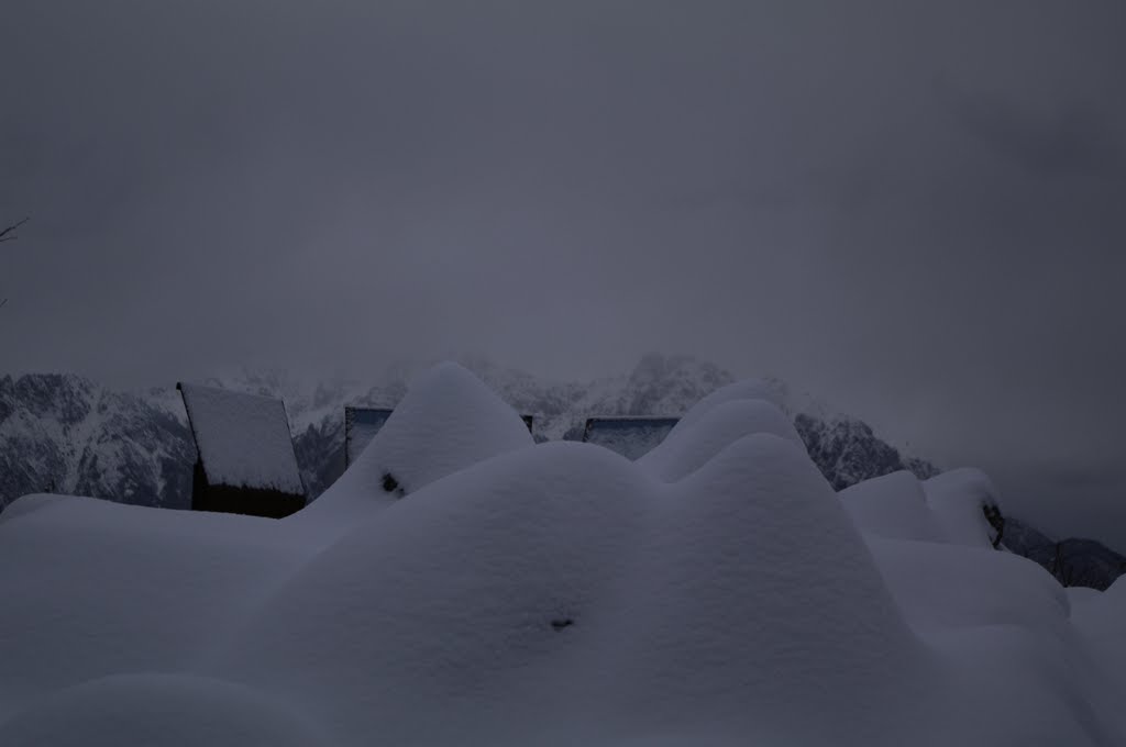 Montagne di neve, davanti e dietro by Andrea Baldrani