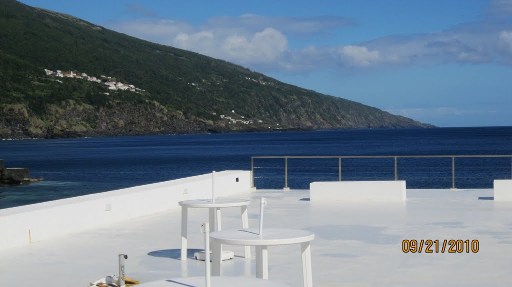 Parte da piscina da freguesia de Santa Cruz das Ribeiras,concelho da Vila das Lajes,ilha do Pico,Acores,com a localidade de Ponta Negra ,e a ponta do morricao a frente. by Herbert Terra