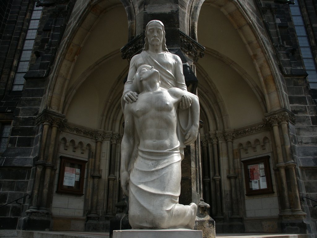 Peterskirche, Statue by Influenz