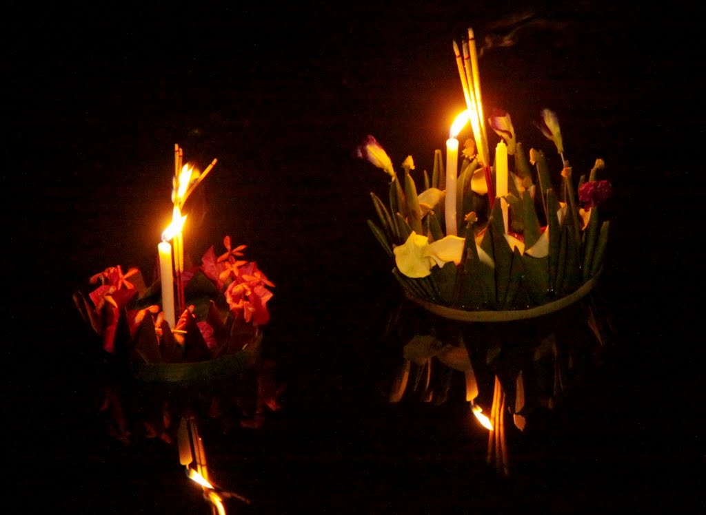 Fêtes des lumiéres (Loi Krathong) deux krathong by Roger EYCHENNE