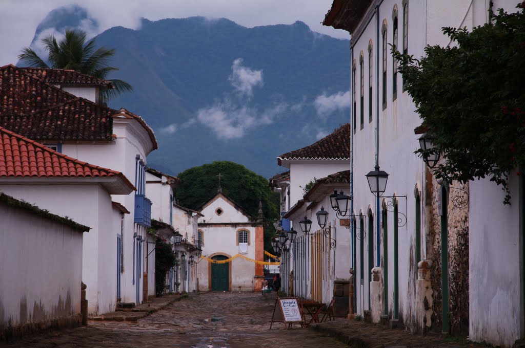 Ruas e casarios, cidade de Paraty, RJ by Márcio Passareli Fot…