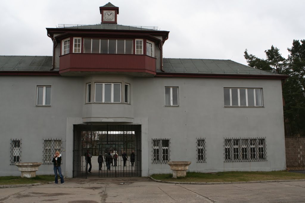 Entrada al campo de concentración de Sachenhausen, en las afueras de Berlin. by R Melgar